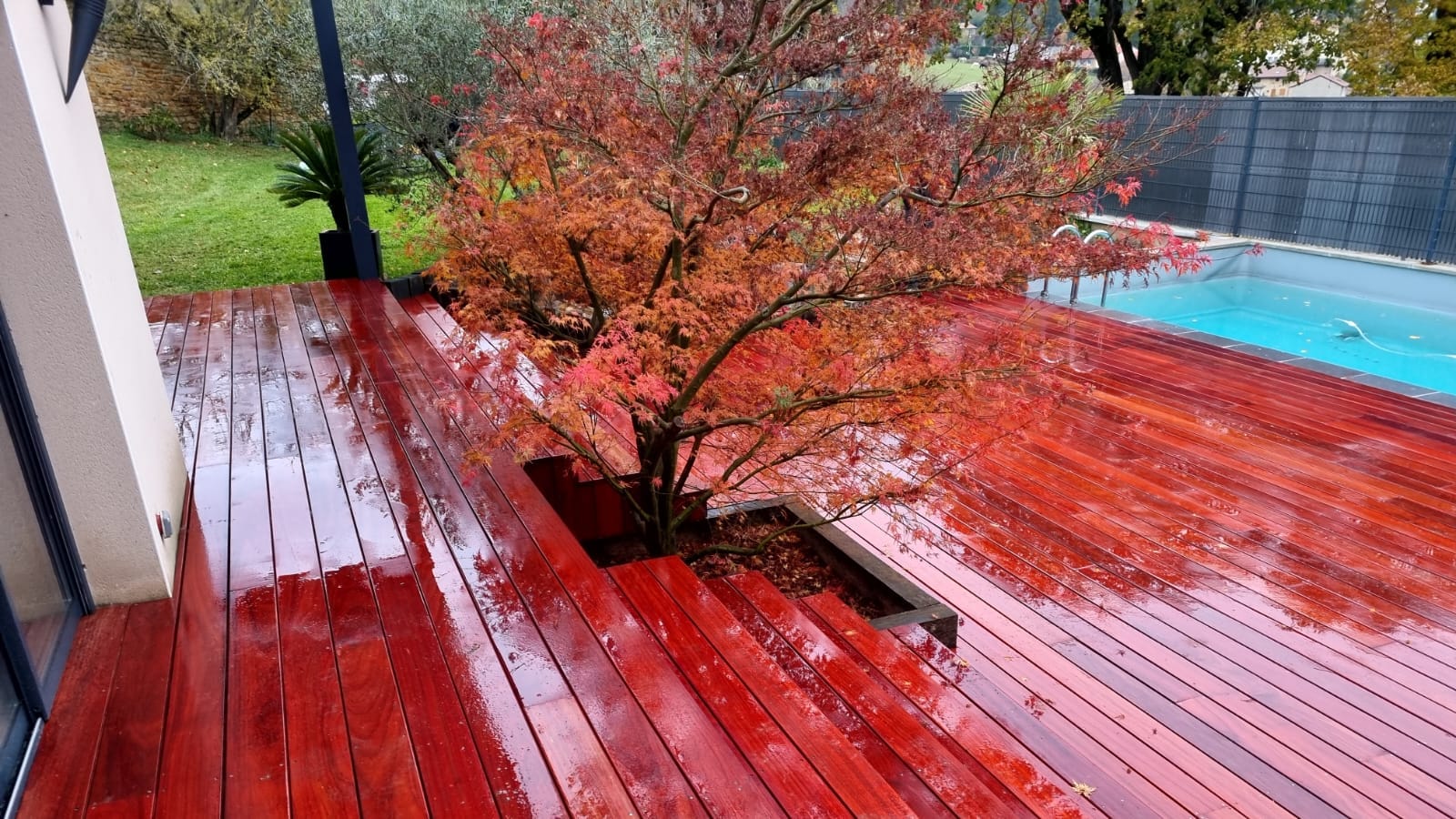 Terrasse en bois rouge.
